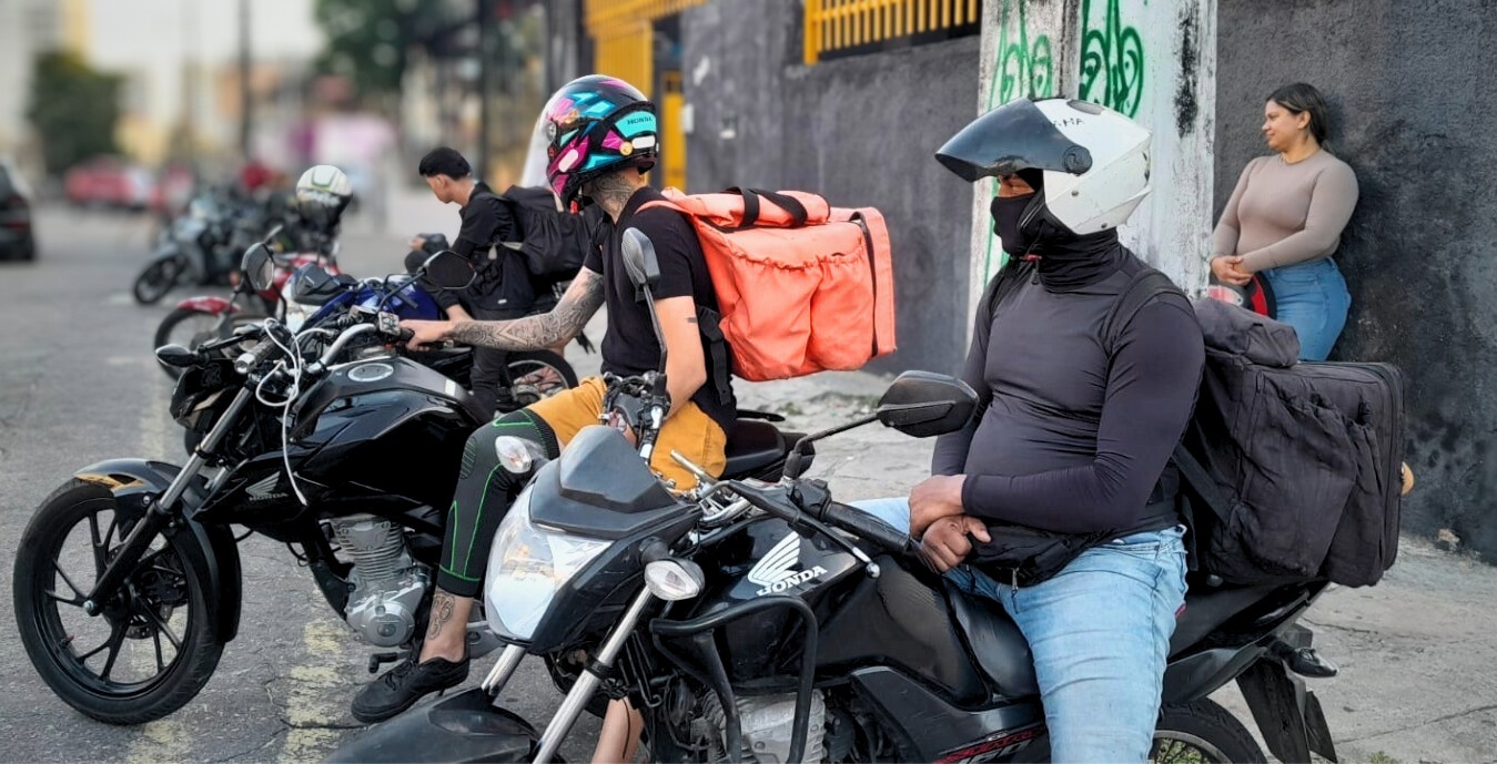 motoqueiros de delivery nas ruas